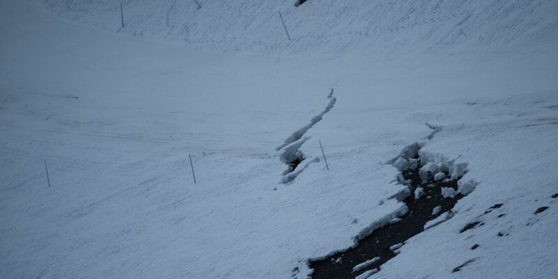 Ein Riss in einer Skipiste im Glacier-3000-Skigebiet in der Schweiz. - Foto: -/Glacier 3000/dpa