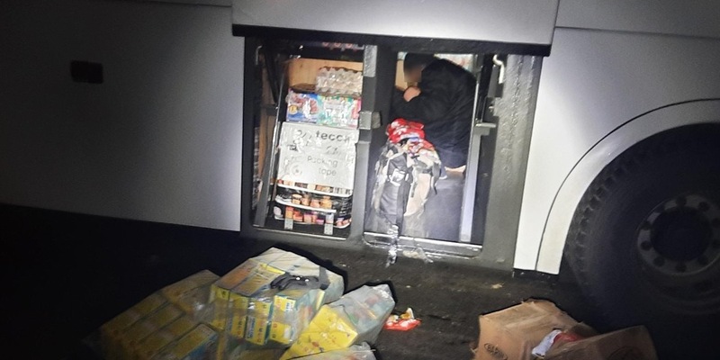 Bundespolizeidirektion München: Blinder Passagier an Bord Bundespolizisten finden Mann in Laderaum von Reisebus - Foto: presseportal.de