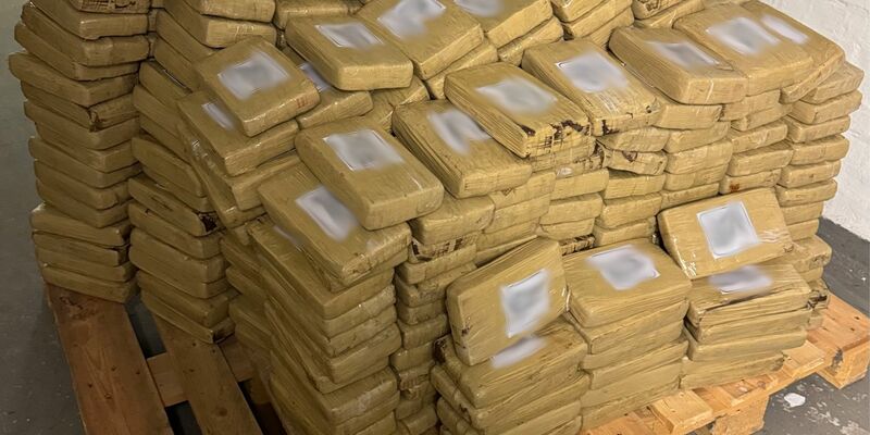 Die Kokainblöcke waren in Bananenkisten versteckt. - Foto: Zollfahndungsamt Frankfurt/Main/ Zollfahndungsamt Frankfurt/Main/dpa