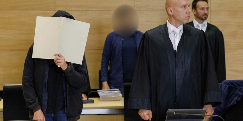 Die Angeklagten im Landgericht Bielefeld neben ihren Rechtsanwälten. - Foto: Friso Gentsch/dpa