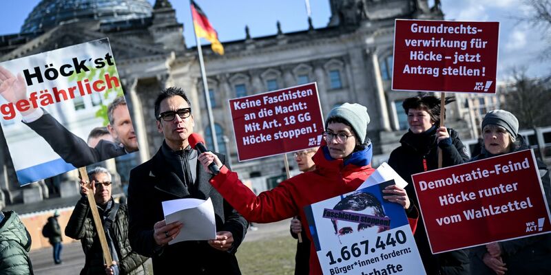 Indra Ghosh überreicht 1,6 Millionen Unterschriften im Rahmen einer Petition zu einem Antrag auf Grundrechtsverwirkung für den AfD-Politiker Björn Höcke. - Foto: Britta Pedersen/dpa