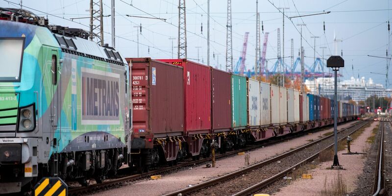 Ein Güterzug mit Containern auf Frachtwagen ist im Hafen unterwegs. Das Europäische Parlament und die EU-Staaten wollen mit neuen Vorschriften den europäischen Binnenmarkt besser auf Krisen vorbereiten. - Foto: Daniel Bockwoldt/dpa