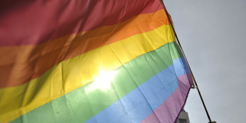 In Russland wurde eine Frau zu einer mehrtägigen Haft verurteilt, nachdem sie in der Öffentlichkeit mit Regenbogen-Ohrringen gesehen wurde. - Foto: Markus Heine/dpa