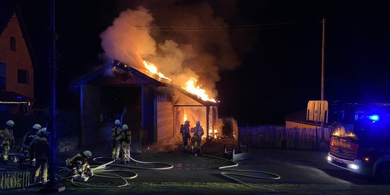 FW VG Asbach: Gebäudebrand in Asbach-Schöneberg - Foto: presseportal.de