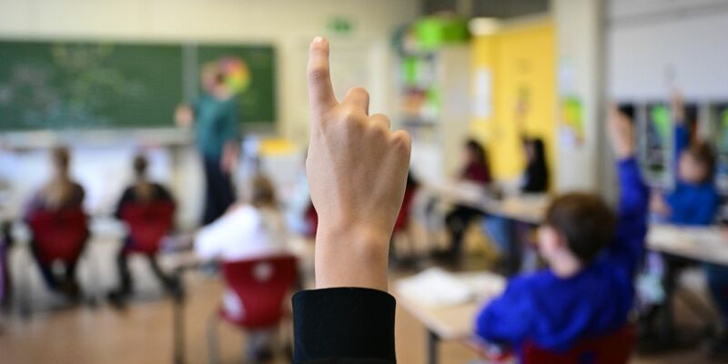 Die Politik setzt große Hoffnungen auf das milliardenschwere Startchancen-Programm. - Foto: Bernd Weißbrod/dpa