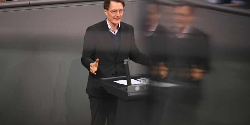 Gesundheitsminister Karl Lauterbach (SPD) will die E-Patientenakten voranbringen. - Foto: Ann-Marie Utz/dpa