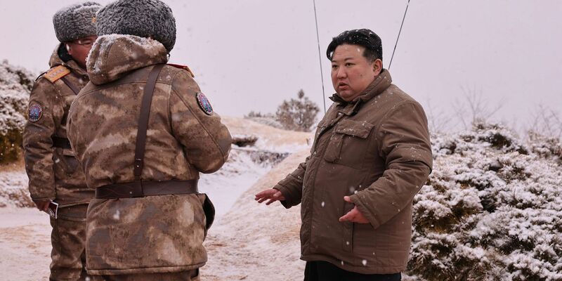 Nordkoreas Machthaber Kim Jong Un (r) beobachtet den Testabschuss eines strategischen U-Boot-Marschflugkörpers. - Foto: -/kcna/dpa