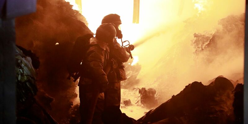 Nach der Explosion des mit Gaszylindern beladenen Lastwagens breiteten sich die Flammen schnell aus. - Foto: John Ochieng/AP/dpa