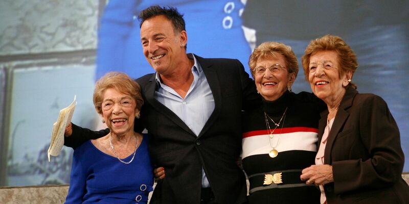 Bruce Springsteen mit seiner Tante Dora Kirby (l-r), seiner Mutter Adele Springsteen und seiner Tante Ida Urbelis.. - Foto: Jason DeCrow/AP/dpa