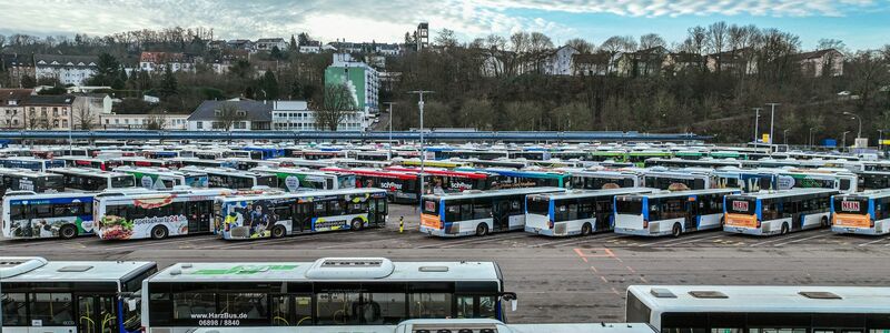 Auf dem Betriebshof der Saarbahn GmbH stehen die meisten Busse auf dem Stellplatz. - Foto: Laszlo Pinter/dpa