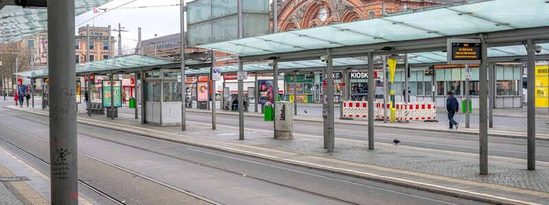 Eine leere Straßenbahnhaltestelle vor dem Hauptbahnhof in Bremen. - Foto: Sina Schuldt/dpa