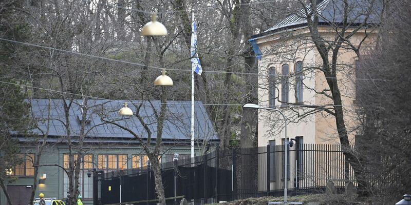 Beamte stehen in der Nähe der israelischen Botschaft. Hier wurde ein gefährlicher Gegenstand gefunden. - Foto: Henrik Montgomery/TT News Agency/AP/dpa