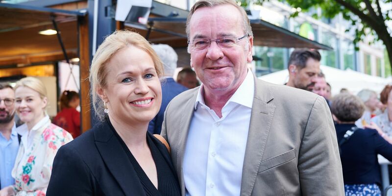 Boris Pistorius und Julia Schwanholz haben sich zwischen den Jahren das Jawort gegeben. - Foto: Annette Riedl/dpa