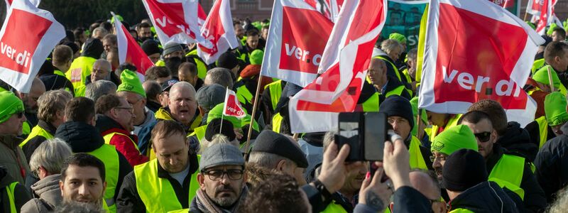 Streikende aus den Bundesländer Hessen, Rheiland-Pfalz und dem Saarland bei einer Kundgebung in Wiesbaden. - Foto: Helmut Fricke/dpa