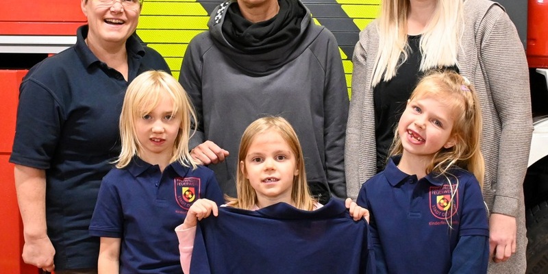 FF Olsberg: T-Shirts für die Löschfüchse in Olsberg - Foto: presseportal.de