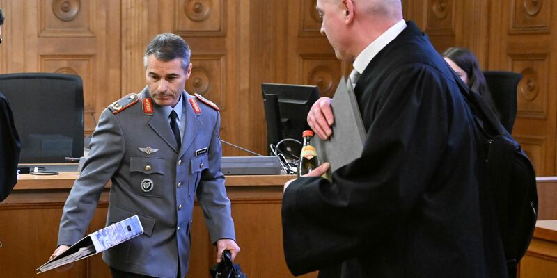 Der ehemalige KSK-Kommandeur, Brigadegeneral Markus Kreitmayr (l), im Gerichtssaal in Tübingen. - Foto: Bernd Weißbrod/dpa