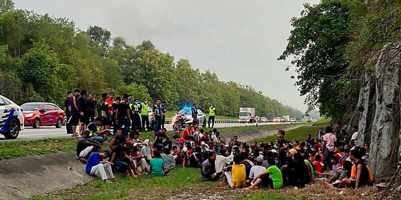 Eine Gruppe der muslimischen Minderheit Rohingya 2022 nach ihrer Flucht aus einem malaysischen Lager. - Foto: Uncredited/Polis Diraja Malaysia/AP/dpa