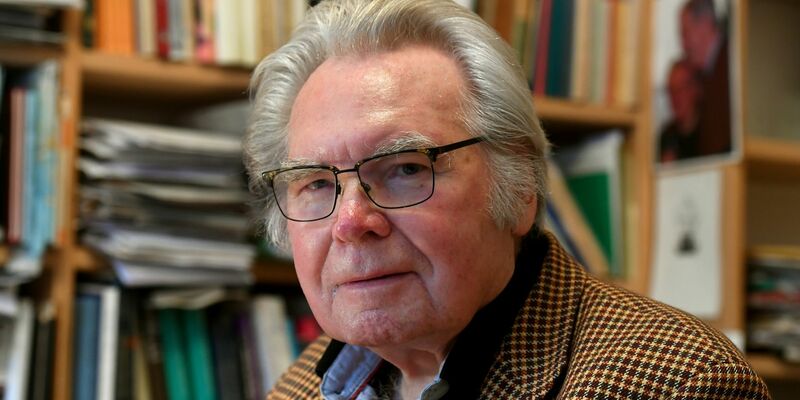 Oskar Negt im Dezember 2017 in seinem Arbeitszimmer in Hannover. - Foto: Holger Hollemann/dpa