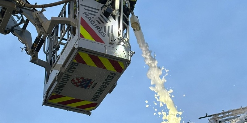 FW Bad Honnef: 110 Einsatzkräfte bei erneutem Großbrand in Bad Honnef im Einsatz - Foto: presseportal.de