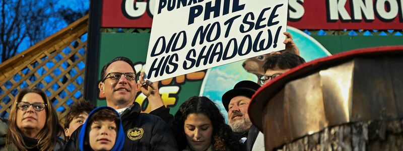 Noch einmal Schwarz auf Weiß: Punxsutawney Phil hat seinen Schatten nicht gesehen. - Foto: Barry Reeger/FR171704 AP/dpa