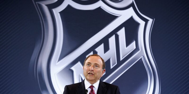 Gary Bettman, Chef der nordamerikanischen Eishockey-Profiliga NHL, hat die Teilnahme der Spieler bei Olympia 2026 verkündet. - Foto: John Locher/AP/dpa