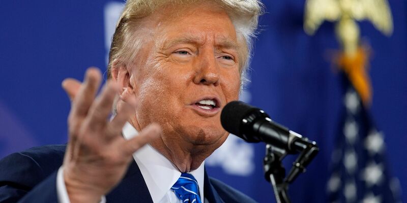 Der ehemalige US-Präsident Donald Trump ist wegen Verdacht auf Wahlbetrug angeklagt. - Foto: John Locher/AP