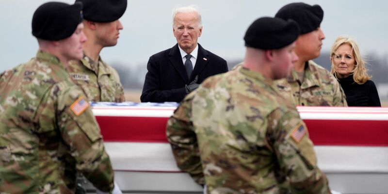 Bei Drohnenangriffen in Jordanien starben drei US-Soldaten. Die USA reagierte laut Medienberichten nun mit Gegenschlägen auf Irak und Syrien. - Foto: Alex Brandon/AP/dpa