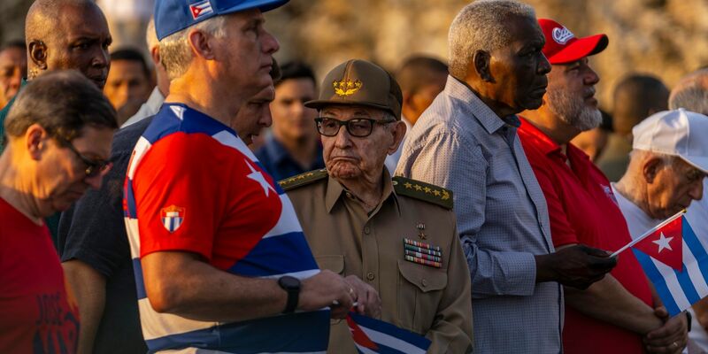 Miguel Diaz-Canel (2.v.l), Präsident von Kuba, und Raul Castro (M), ehemaliger Präsident von Kuba, nehmen an den Feierlichkeiten zum Tag der Arbeit teil. - Foto: Ramon Espinosa/AP/dpa