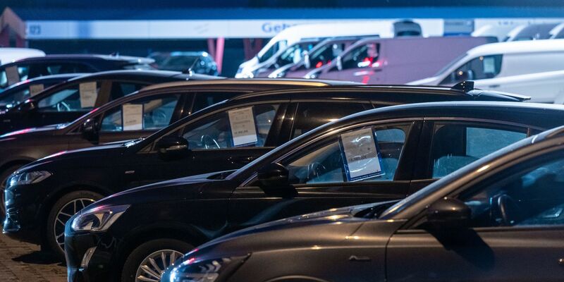 Neues Pkw-Label: Farblich gekennzeichnete CO2-Klassen sollen ab dem 1. Mai auf einen Blick zeigen, wie viele CO2-Emissionen ein Fahrzeug im Vergleich zu alternativen Modellen ausstößt. - Foto: Hendrik Schmidt/dpa