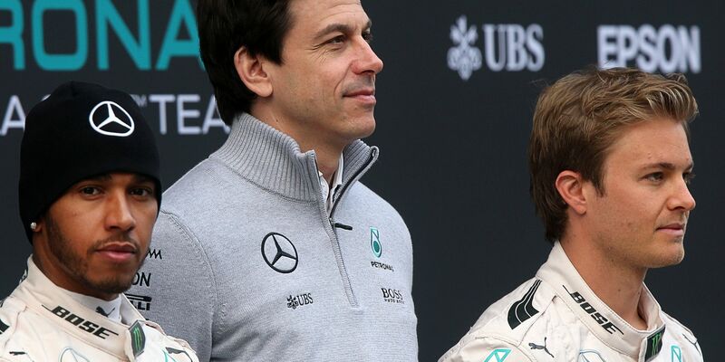 Der deutsche Formel-1-Pilot Nico Rosberg (R) und der britische Formel-1-Pilot Lewis Hamilton (L) vom Mercedes AMG Petronas Team sowie der österreichische Mercedes-Motorsportchef Toto Wolff. - Foto: Jens Büttner/dpa