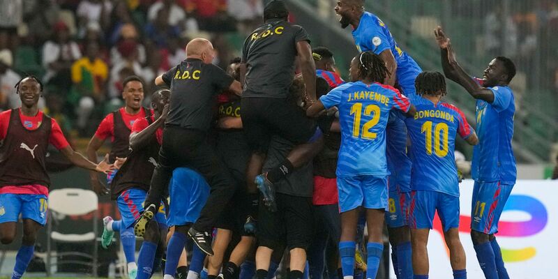 Die Spieler der Demokratischen Republik Kongo feiern den Einzug ins Halbfinale des Afrika-Cups. - Foto: Themba Hadebe/AP