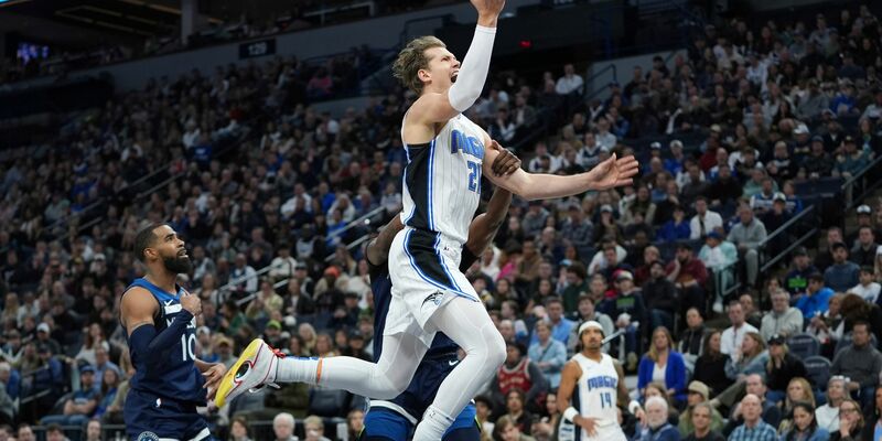 Orlandos Moritz Wagner zieht zum Korb, während er von Minnesotas Naz Reid gefoult wird. - Foto: Abbie Parr/AP