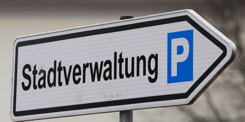 Ein Schild weist den Weg zum Parkplatz der Stadtverwaltung. - Foto: Soeren Stache/dpa