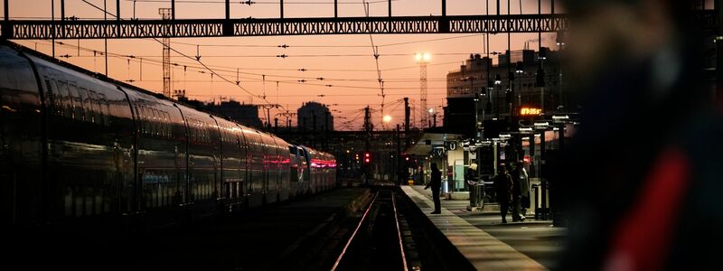 Pendler warten auf einen Zug am Bahnhof Gare de Lyon. Ein Messerangreifer hat in dem Bahnhof am Samstagmorgen drei Menschen verletzt. - Foto: Christophe Ena/AP/dpa