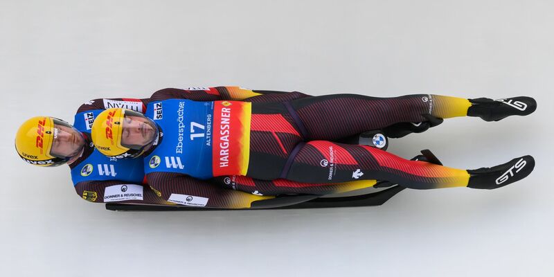 Tobias Wendl und Tobias Arlt fahren die Bahn hinab. - Foto: Robert Michael/dpa