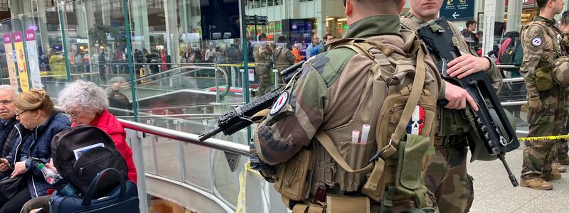 Soldaten patrouillieren im Pariser Bahnhof Gare de Lyon nach einer Messerattacke. - Foto: Christophe Ena/AP