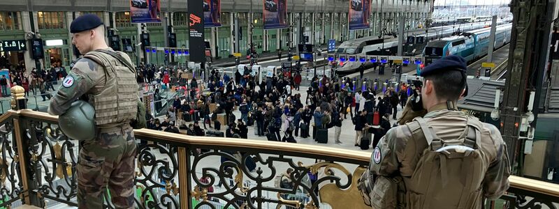 Soldaten patrouillieren nach einer Messerattacke im Pariser Hauptbahnhof Gare de Lyon, bei der drei Menschen verletzt worden sind. - Foto: Christophe Ena/AP/dpa