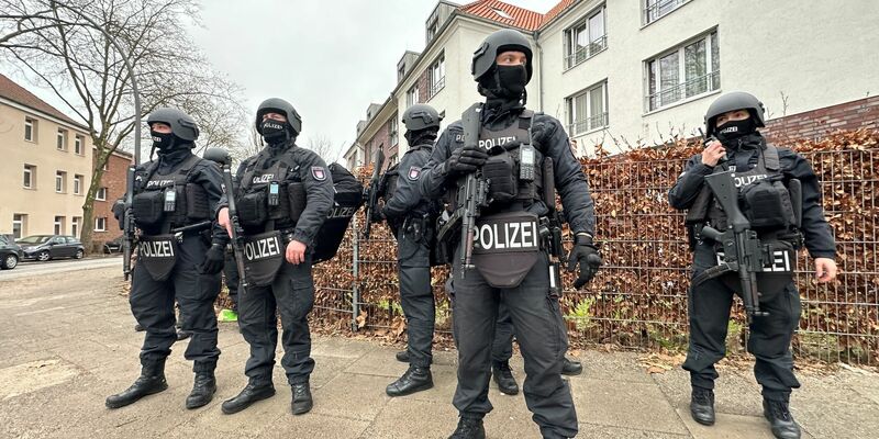 Polizisten stehen in der nähe des Tatorts in Billstedt, an dem zwei Männer durch einen Messerangriff tödlich verletzt worden sind. - Foto: Steven Hutchings/dpa