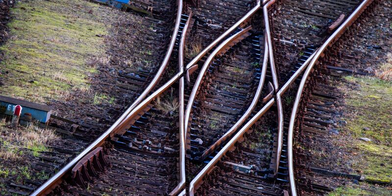 Ein Gleiskreuz ist im Rangierbahnhof am Seehafen zu sehen. Die Sparzwänge der Bundesregierung belasten auch die Bahn. - Foto: Jens Büttner/dpa