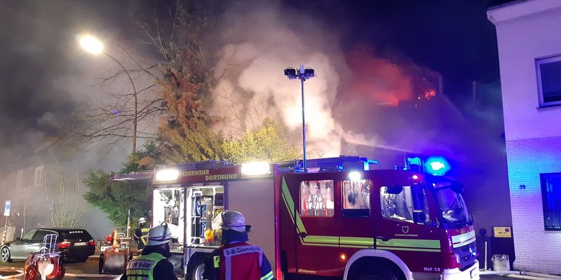 FW-DO: Leerstehendes Gebäude brennt vollständig aus - Feuerwehr die ganze Nacht im Einsatz - Foto: presseportal.de