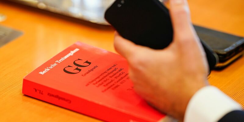 Artikel 3 des Grundgesetzes besagt, dass niemand wegen seines Geschlechtes, Abstammung, Rasse, Sprache, Heimat, Herkunft, Glaubens oder politischen Anschauungen benachteiligt oder bevorzugt werden darf. - Foto: Uwe Anspach/dpa