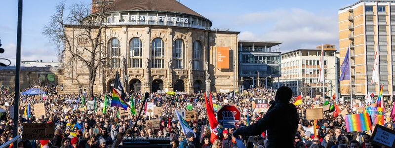 Zahlreiche Menschen stehen in Freiburg auf dem Platz der Alten Synagoge und demonstrieren gegen rechts. - Foto: Philipp von Ditfurth/dpa