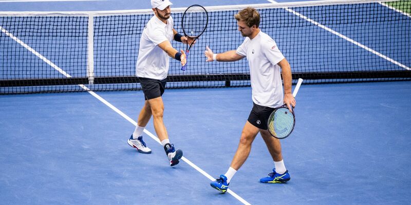 Erfolgreiches Doppel: Tim Puetz (l) und Kevin Krawietz schlagen sich ab. - Foto: Marton Monus/dpa