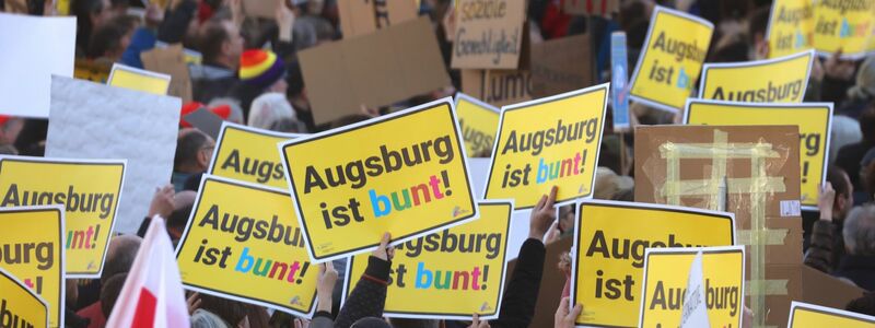 Etwa 25.000 Menschen haben nach Angaben der Polizei in Augsburg gegen Rechtsextremismus demonstriert. - Foto: Karl-Josef Hildenbrand/dpa