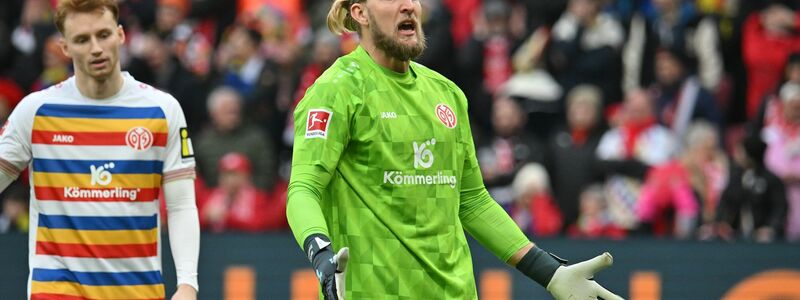 Bremer Spieler jubeln nach dem Treffer zum 0:1 durch Marvin Ducksch (M) von Bremen. - Foto: Torsten Silz/dpa
