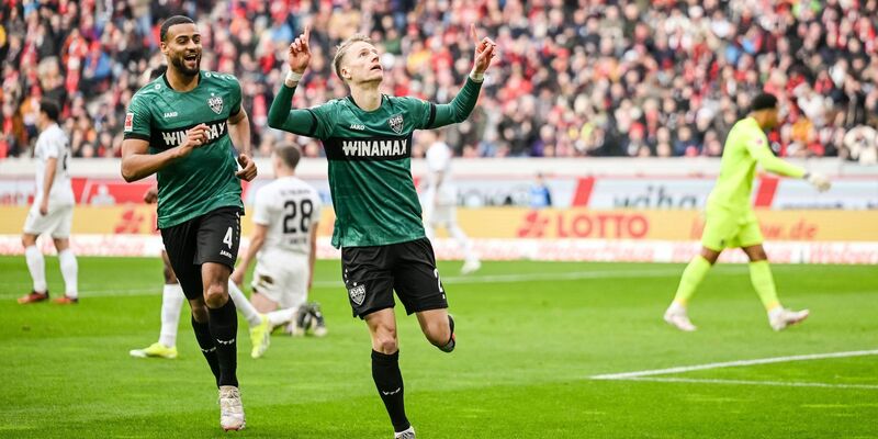 Chris Führich (r) macht mit seinem Treffer zum 2:0 den Stuttgarter Doppelschlag perfekt. - Foto: Harry Langer/dpa