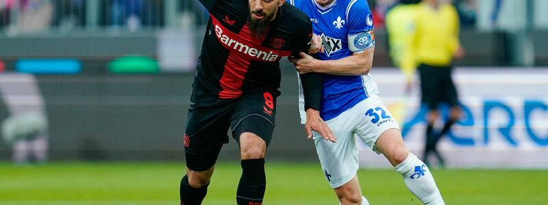 Darmstadt bemüht sich gegen Leverkusen: Fabian Holland (r.) im Duell gegen Leverkusens Borja Iglesias. - Foto: Uwe Anspach/dpa