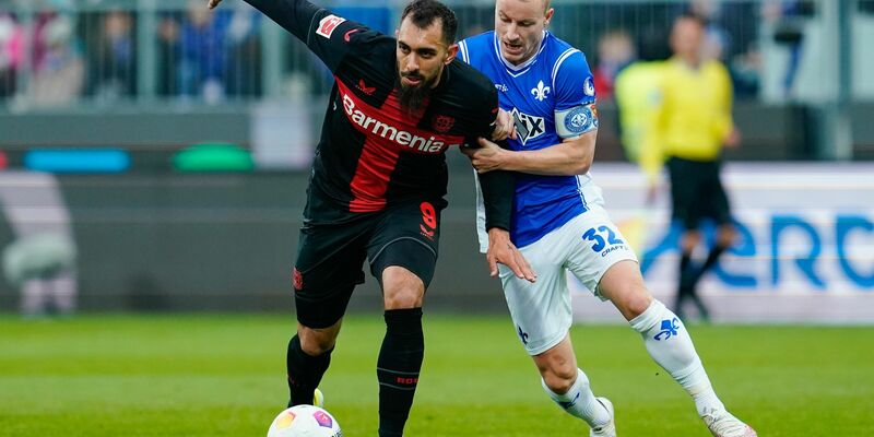 Leverkusens Torschütze Nathan Tella (r) jubelt mit seinen Mannschaftskollegen über das Tor zum 2:0. - Foto: Uwe Anspach/dpa