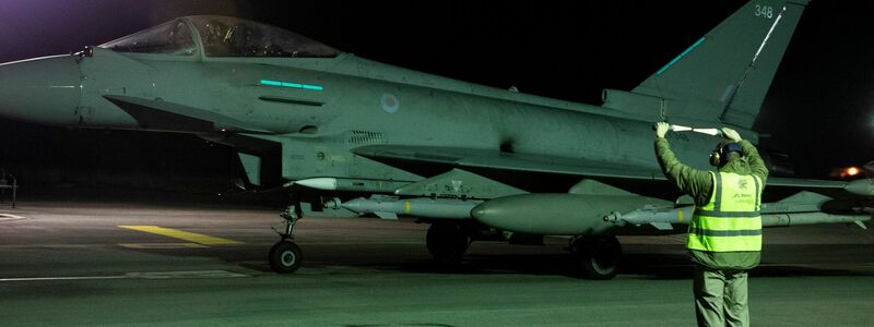 Die von Verteidigungsministerium des Vereinigten Königreichs zur Verfügung gestellte Aufnahme zeigt ein Kampfflugzeug der Royal Air Force vom Typ Typhoon FGR4 bei den Vorbereitungen zum Start, um Angriffe auf Ziele der Huthi-Miliz durchzuführen. - Foto: Cpl Samantha Drummee/MoD Crown Copyright 2024/UK Ministry of Defence/dpa