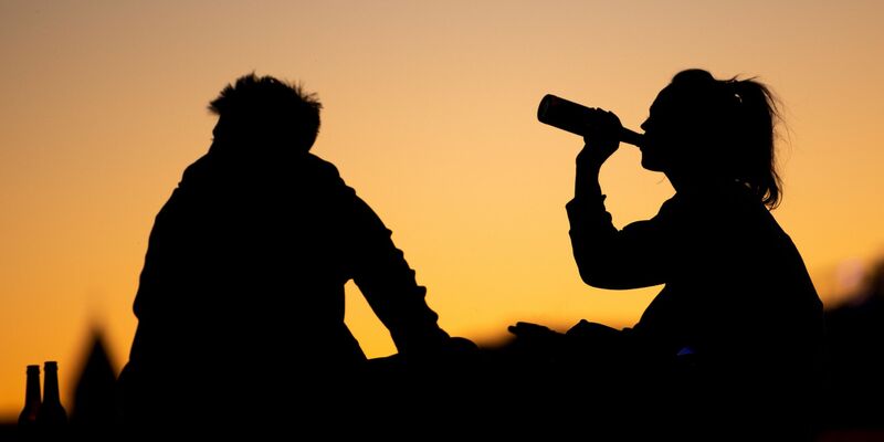 Die Zahl jugendlicher Trinker ist zuletzt zurückgegangen. (Symbolbild) - Foto: Marius Becker/dpa